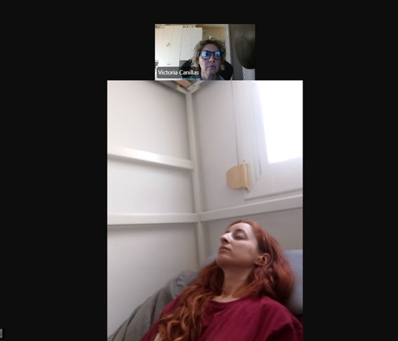 Victoria en una sesión por videollamada
